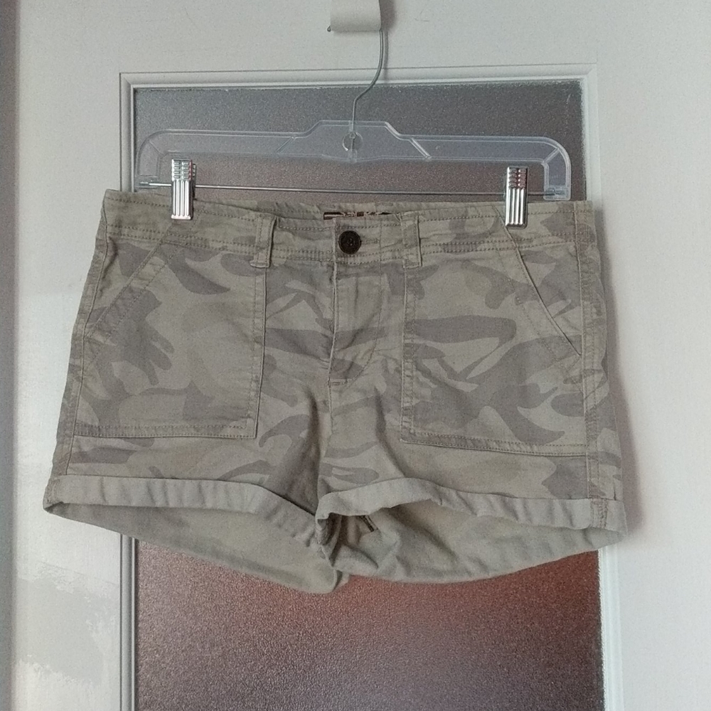 3/$25! Moto camouflage shorts size 29